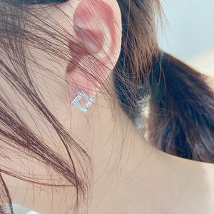 Orecchini a Perno Geometrici in Oro Bianco con Zirconi Taglio Baguette, Placcati in Rodio, Gioielli da Festa per Donna - Product Image 5