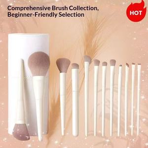 Juego de 10 Brochas de Maquillaje Profesionales de Pelo de Cabra Suave con Mangos de Resina Elegantes y de Alta Calidad para un Mezclado Suave - Product Image 3