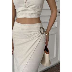 ชุดเสื้อและกระโปรงผ้าลินินสำหรับผู้หญิง สีเบจ เสื้อครอปท็อประบายอากาศได้ดี พร้อมกระโปรงมิดิเอวสูงทรงเอ สำหรับชุดฤดูร้อน - Product Image 2