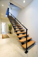 Escalier flottant préfabriqué moderne en acier au carbone à poutre unique avec marches en bois de hêtre/chêne – Conception d'escalier intérieur pour maisons
