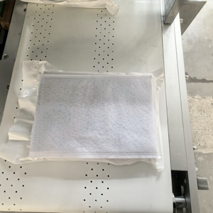Ligne de production de gants rectangulaires jetables non tissés entièrement automatique, entraînée par un moteur PLC, marque ALT, 100-200 pièces/min - Product Image 3