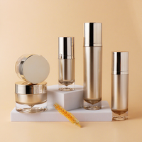 Ensemble de flacons cosmétiques en acrylique avec tête de pompe à vide dorée pour lotions, crèmes et onguents – Matériaux d'emballage pour petites séries