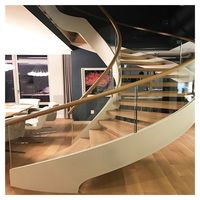 Escalier courbe contemporain avec marches en bois pour les maisons familiales modernes, alliant chaleur et lignes épurées pour les unités duplex de luxe