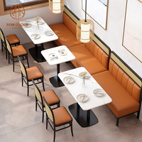 Canapé en cuir marron avec dossier en rotin tressé, tables en marbre et chaise de café à pieds en bois, ensemble de meubles de restaurant pour café