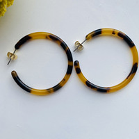 Boucles d'oreilles créoles en acrylique faites à la main en acétate de résine écaille de tortue légères et colorées avec poteau en argent