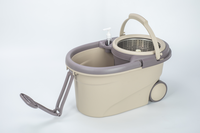 Outil 2-en-1 avec raclette en silicone intégrée pour un essorage rapide de l'eau et un nettoyage en profondeur des salles de bain, cuisines et sols