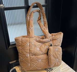Nouveau design, sac fourre-tout matelassé portable et durable pour femme, grande capacité, imprimé floral, sac rembourré moelleux pour l'automne-hiver - Product Image 2