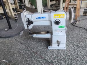 Máquina <span class=keywords><strong>de</strong></span> <span class=keywords><strong>coser</strong></span> industrial Juki 246 <span class=keywords><strong>de</strong></span> segunda mano con cama cilíndrica, arrastre por pie y <span class=keywords><strong>mesa</strong></span> - Product Image 2