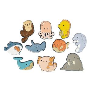 Spille in metallo all'ingrosso a tema cartoni animati, simpatiche spille smaltate con animali marini, adorabili spille a forma di delfino e medusa, distintivi souvenir con organismi marini - Product Image 4