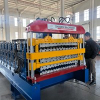 Machine de profilage de tôles pour toiture à trois couches, machine de fabrication de tôles pour toiture, machine de fabrication de tuiles