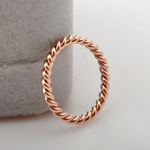 Bague torsadée style star de la télévision coréenne, en or rose, pour femme, design tressé torsadé, en acier titane - Product Image 1
