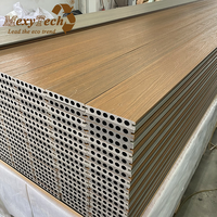 Plancher de terrasse moderne en WPC, carré, antidérapant, à bords rainurés brossés, étanche, emboîtable, écologique, pour usage en cour d'hôpital - Durable