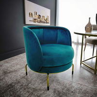 Fauteuil de salon moderne et élégant en velours rembourré avec base en acier inoxydable, idéal pour la détente