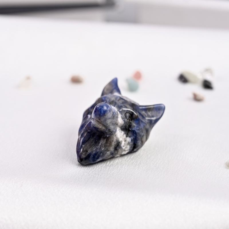 Cabeza de lobo de sodalita azul