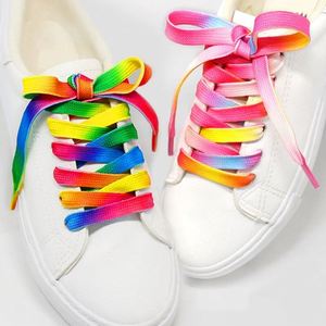 Cordones Planos para Zapatos con Estampado Degradado Arcoíris, Zapatos Casuales Cromáticos para Hombre y Mujer Hechos de Poliéster Duradero - Product Image 1