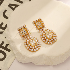 ต่างหูห้อยชุบทองรูปทรงเรขาคณิตประดับคริสตัลและมุกแบบฝังขอบ งานปาร์ตี้ เครื่องประดับสแตนเลส รุ่น YE39 - Product Image 2