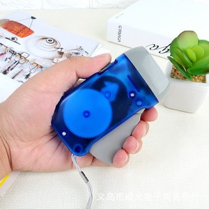 Lampe de poche à commande manuelle, 3 lumières LED, portée de 100 à 200 m, utilisation en cas d'urgence en extérieur, couleurs aléatoires disponibles - Product Image 3