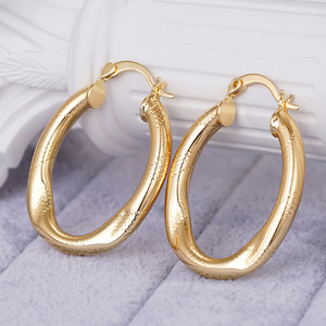 Orecchini a polsino a forma di U irregolari da donna, design geometrico unico, gioielli versatili per tutti i giorni - Product Image 2