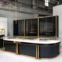 Vitrine de présentation incurvée en verre pour bijoux avec cadre en métal doré pour boutique de luxe