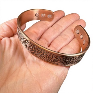 Pulsera Magnética de Cobre Sólido con Corazón Coronado Estilo Claddagh Minimalista, Joyería Metálica de Moda con Diseño Exquisito - Product Image 1
