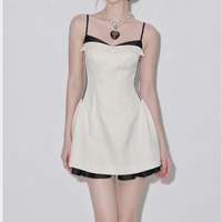 Robe mini élégante de haute qualité pour femme, à fines bretelles, avec bordure contrastante et taille cintrée, idéale pour les fêtes et le quotidien