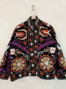 Chaqueta Suzani de Terciopelo Negro, Abrigo de Invierno Bordado, Chaqueta Bordada Suzani, Abrigo Artesanal Bohemio - Product Image 3