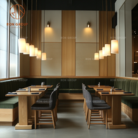 Ensemble de mobilier de restaurant moderne commercial pour café et salon de thé, banquettes capitonnées en velours violet, tables à manger en bois assorties