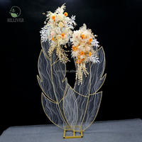Grand fond lumineux de feuilles artificielles, feuille dorée moderne, guide lumineux de route, décoration de fond éclatante pour la scène de mariage