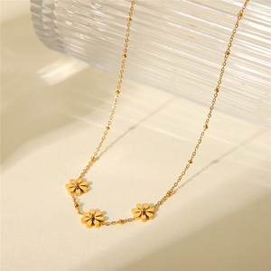 สร้อยคอผู้หญิงแบบโซ่คล้องไหปลาร้า ดีไซน์เฉพาะตัว ลายดอกทานตะวันและดอกเดซี่เล็กๆ  ทำจากสแตนเลสสตีล ชุบ PVD 18K - Product Image 3