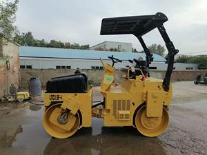 รถบดถนนเครื่องยนต์ดีเซลแบบดรัมเดี่ยว 3 ตัน ยี่ห้อจีน รุ่นปี 2018 แรงบด 35 กิโลนิวตัน เครื่องจักรงานดินมือสองสภาพดี - Product Image 2