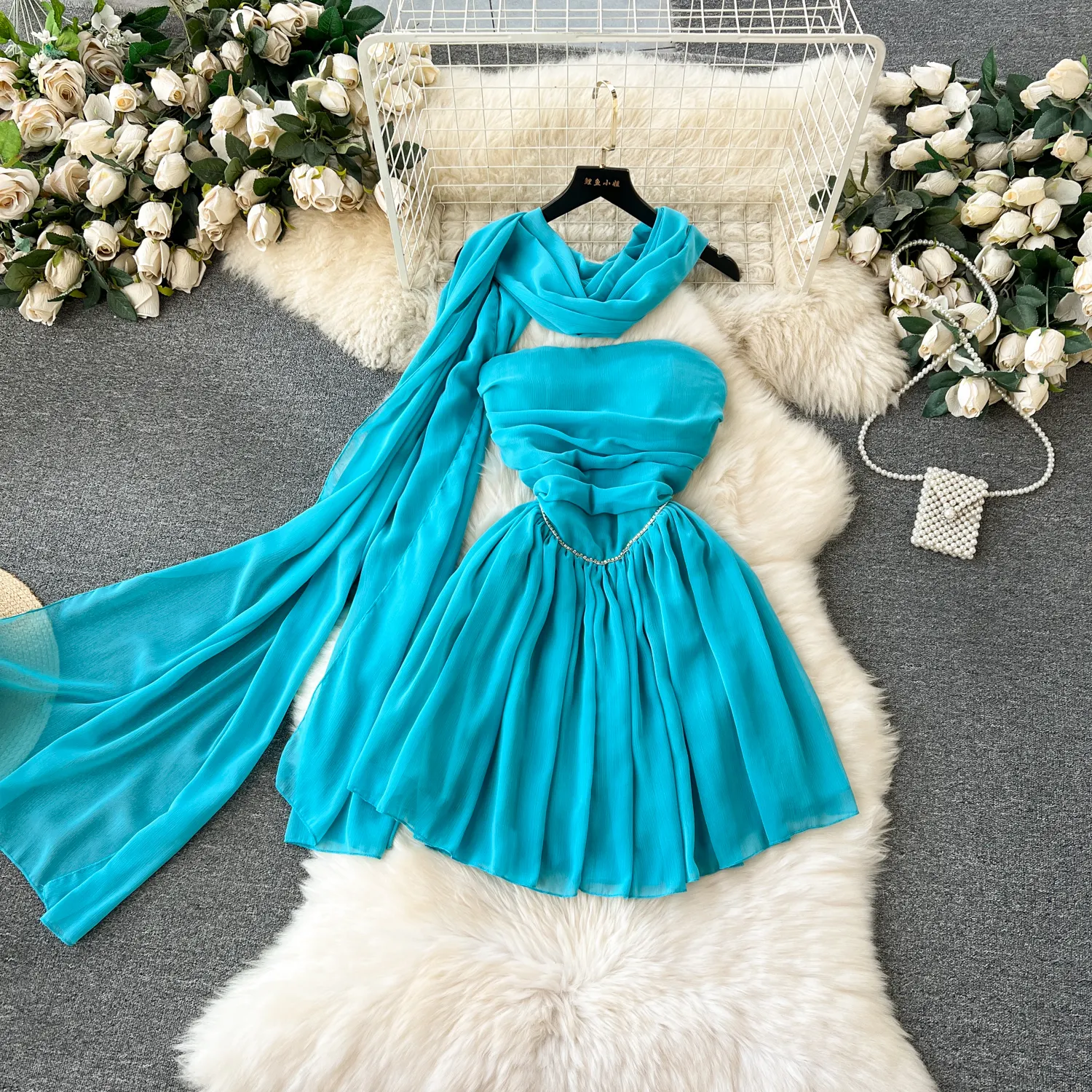 Boutique en gros 2024 été nouveau haut de gamme et Sexy sans bretelles plissé coupe ajustée Style court élégant robe pour femmes