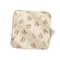 Petite serviette carrée en gaze à bords festonnés, imprimée motifs floraux dessinés à la main à rayures animalières, en coton crêpe pour bébé, également utilisable comme bavoir.