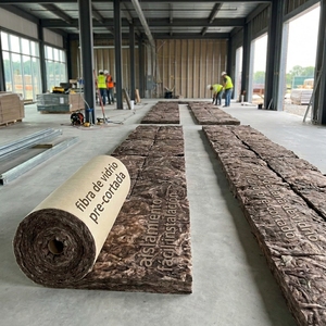 Rouleau d'isolation en fibre <span class=keywords><strong>de</strong></span> <span class=keywords><strong>verre</strong></span> pré-coupé avec revêtement kraft, 1200 mm x 10 m, pour la construction - Product Image 1