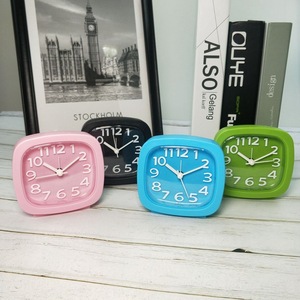Horloge de table promotionnelle en plastique de 3 pouces Alarme de bureau <span class=keywords><strong>du</strong></span> <span class=keywords><strong>matin</strong></span> de forme carrée simple Couleur personnalisée Type de quartz Cadeau parfait - Product Image 2