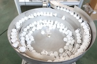 Machine d'assemblage de couvercles à ressort tubulaires pour comprimés effervescents en plastique avec dessiccant