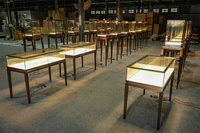 Kiosque de magasin de détail personnalisé, présentoir de bijoux professionnel, métal doré, vitrine de bijoux en verre avec lumière LED