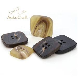 Boutons en résine <span class=keywords><strong>pas</strong></span> chers à motif carré simple à quatre trous pour costumes, manteaux, pulls et cardigans pour hommes et femmes - Product Image 4