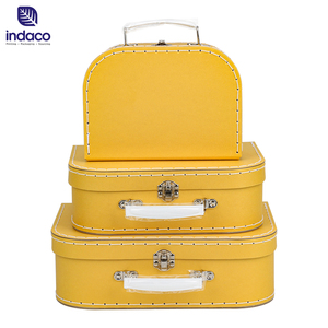 Caja de Cartón con Asa para Regalo de Navidad para Niños, Diseño de Maleta, Impresa, Suministro de Fábrica, Color Amarillo - Product Image 1