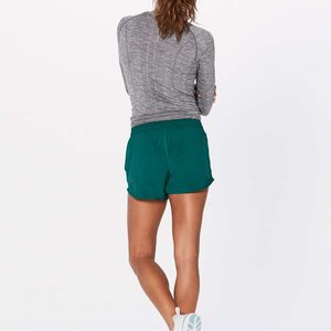 Shorts de course personnalisés pour femmes, verts, à séchage rapide, avec taille élastique, cordon de serrage, empiècements en mesh et poche zippée – Fabricant - Product Image 5