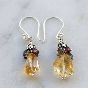 Boucles d'oreilles pendantes élégantes vintage pour femme Art Palace, en alliage plaqué argent tibétain avec quartz jaune serti clos, motif goutte d'eau - Product Image 3