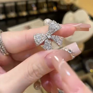 สร้อยคอประดับโบว์มุกเทียม เงินแท้ 925 ประดับมุกกลมสีขาวเกรด AAA สำหรับผู้หญิง สวมใส่ได้ทุกวัน พร้อมพู่ห้อย - Product Image 4