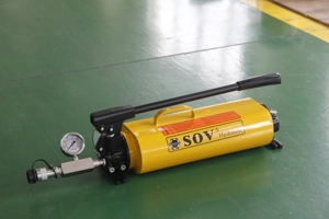Pompe hydraulique manuelle Enerpac ULTIMA 700 BAR à deux vitesses, modèle SOV-P-801, 4100 cm³, pour vérins à simple effet, utilisable de 8 à 10 ans, avec huile. - Product Image 2