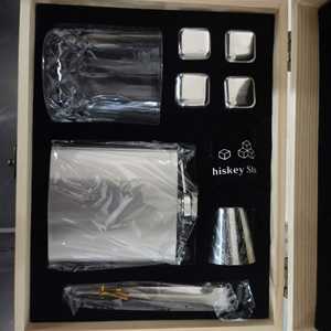 Ensemble cadeau avec logo personnalisé : Gourde isotherme 6oz, Verre à whisky, Tasse en acier inoxydable 2oz, Sous-verre noir, Bloc de glace, Pince à glace et Boîte en bois - Product Image 6