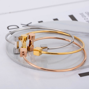 กำไลข้อมือรูปตัว C แบบเปิดทำจากไทเทเนียมสตีลทรงเรขาคณิตสำหรับผู้หญิง สีโรสโกลด์และสีทอง เครื่องประดับแฟชั่น - Product Image 3