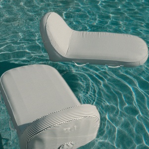 Chaise longue de piscine pour bronzer, chaise longue de plage luxueuse avec revêtement en PVC résistant aux perforations et tissage en coton imperméable. - Product Image 1
