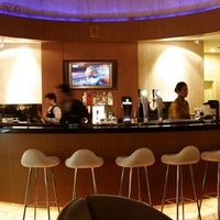 Comptoir de bar moderne personnalisé en pierre de surface solide avec étagère à vin pour la décoration intérieure