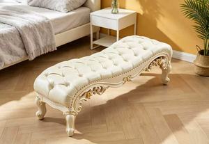 Banco Tapizado de Lujo Color Crema, Otomana de Madera Tallada Estilo Rococó Francés con Detalles en Dorado para Dormitorio - Product Image 2