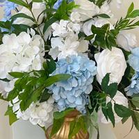Centre de table luxueux en fleurs artificielles bleu et blanc, arrangement d'hortensias, de roses et de delphiniums, vase doré, décoration de mariage faite à la main
