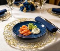 Assiette de présentation en plastique transparente de 13 pouces avec bordure dorée en relief pour la décoration de table de mariage ou de fête