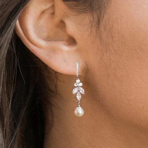 Eleganti Orecchini Pendenti Lunghi Effetto Perla per Donne, Gioielli alla Moda che Valorizzano il Viso - Product Image 2